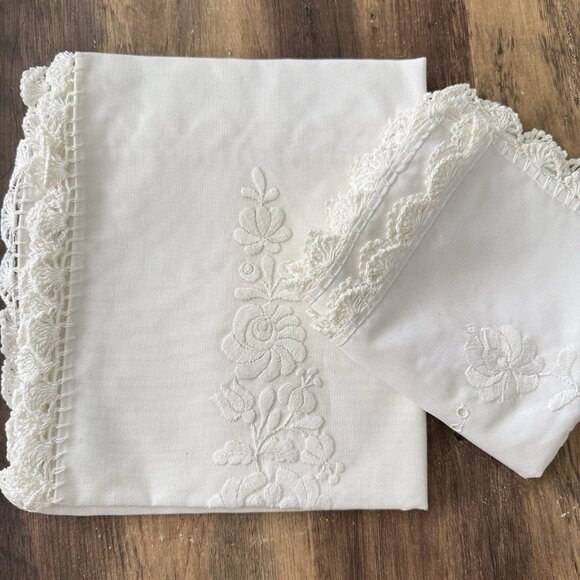 NEW Vintage Table Runner And 2 Placemats Warm White Floral Embroidered Crochet - Picture 9 of 14